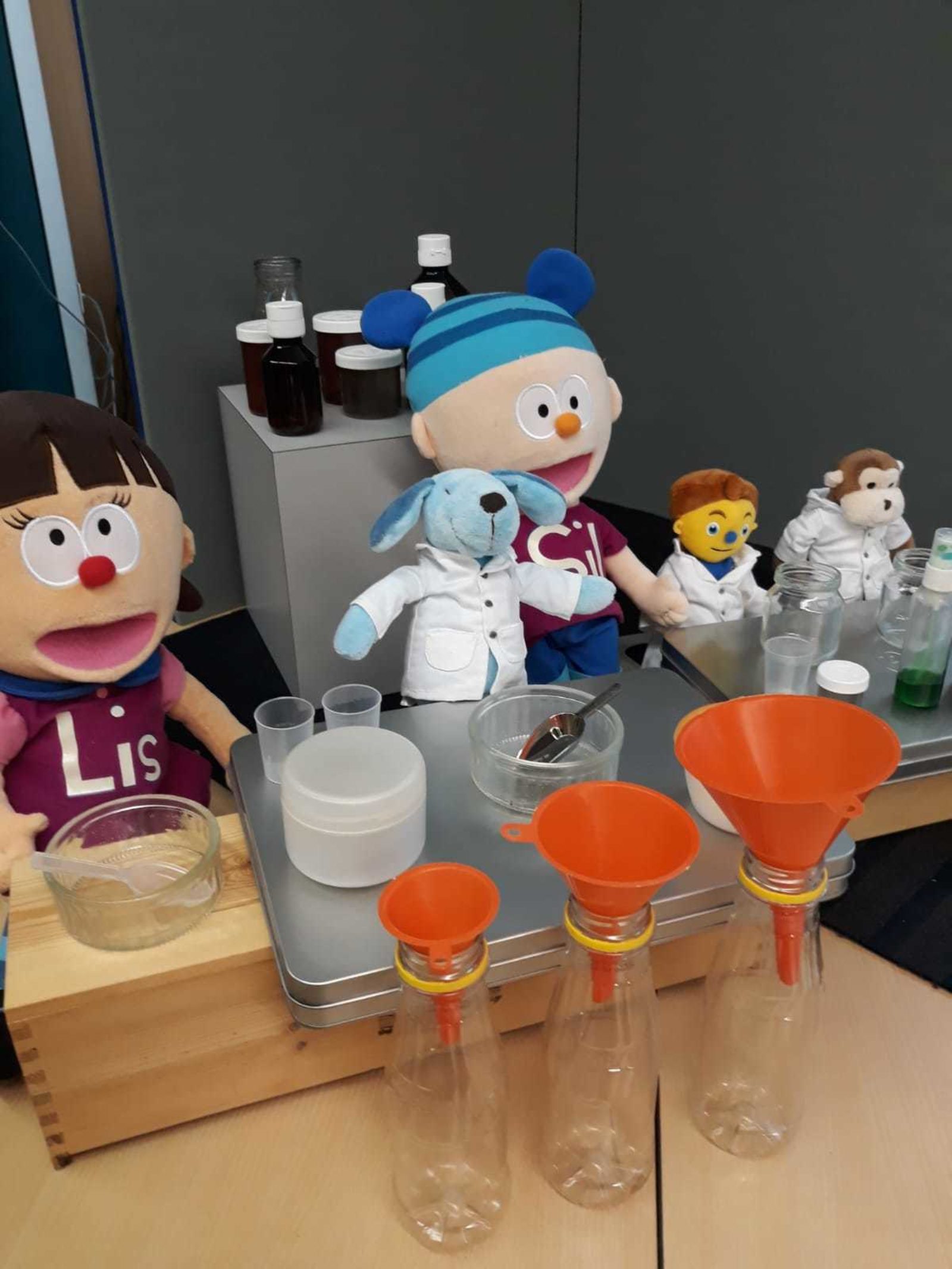 Praktijkfoto Sil op school Nieuwsgierig
